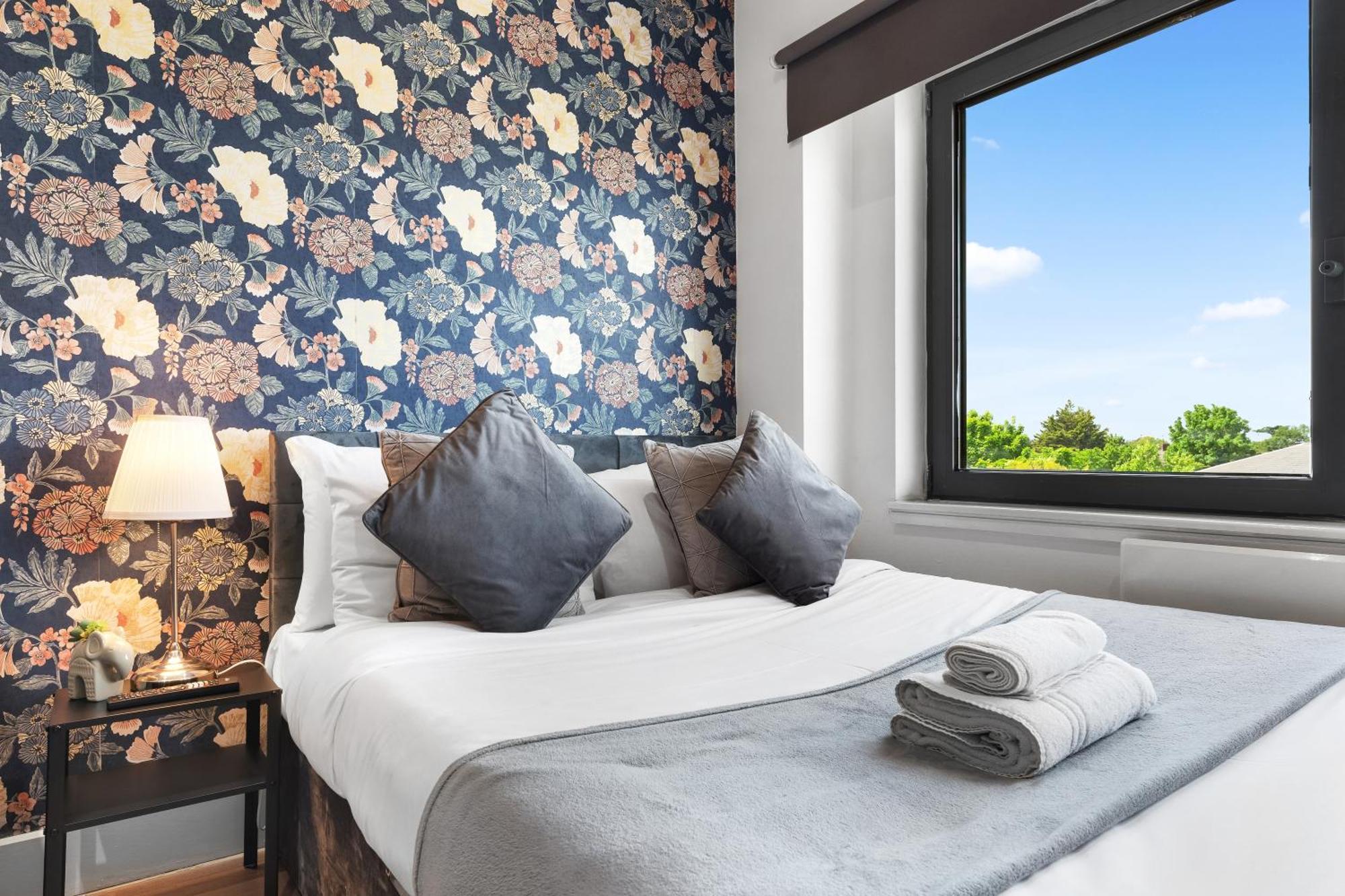 Modern One Bedroom Flat - Sleeps 5 -Near Heathrow - London Ub3 외부 사진