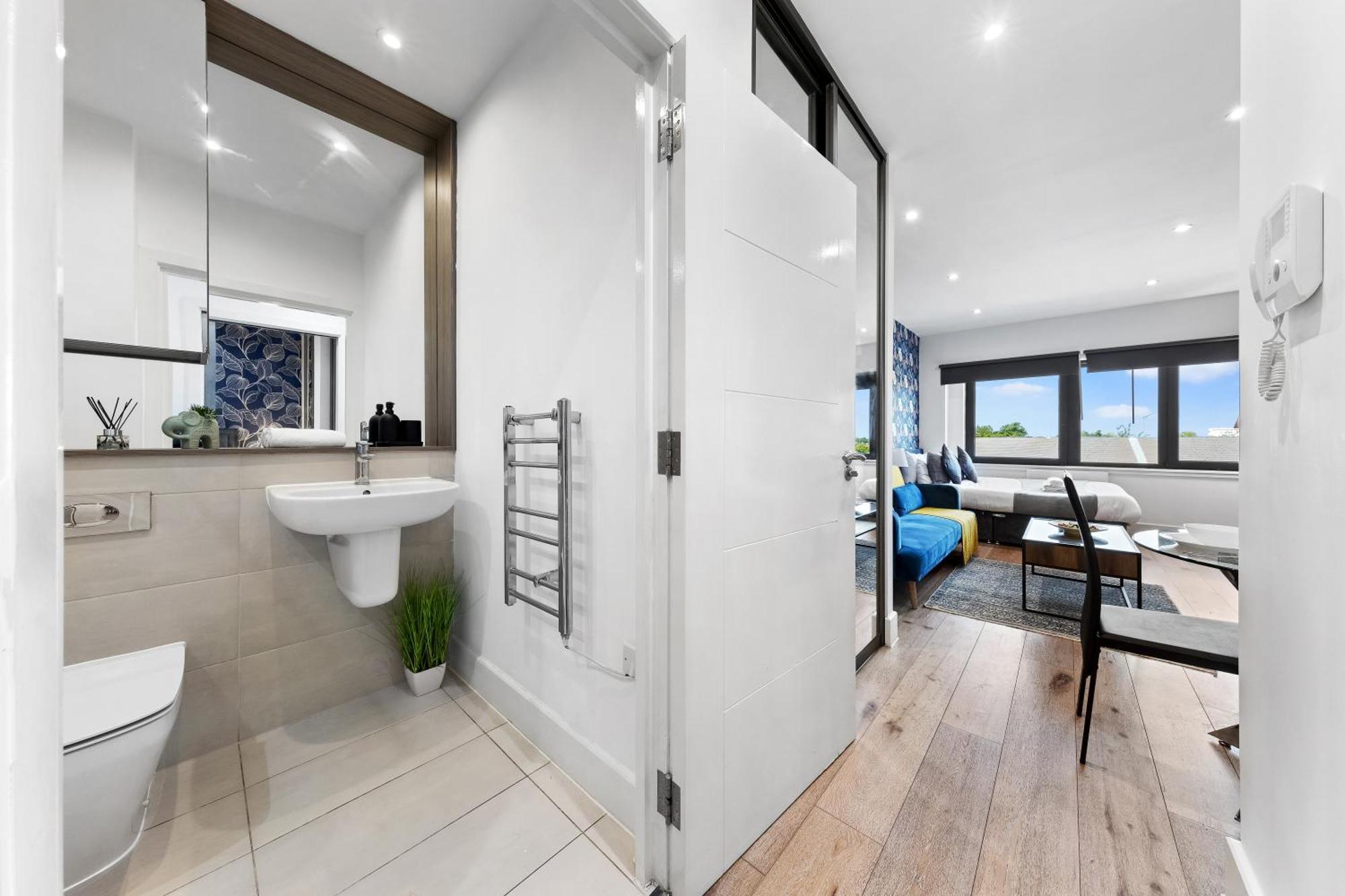 Modern One Bedroom Flat - Sleeps 5 -Near Heathrow - London Ub3 외부 사진