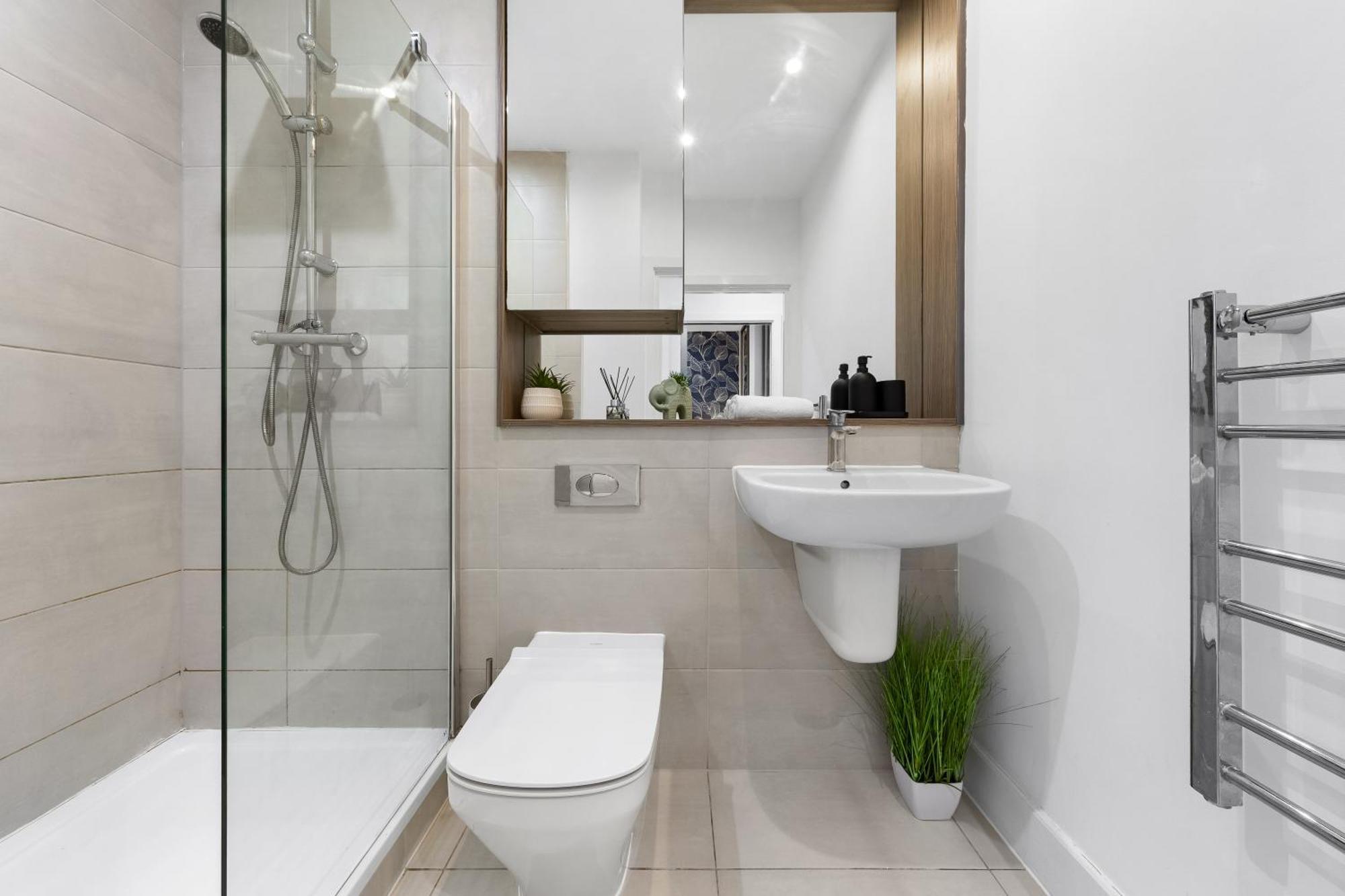 Modern One Bedroom Flat - Sleeps 5 -Near Heathrow - London Ub3 외부 사진